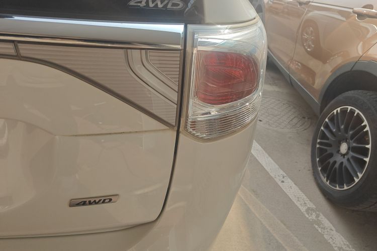 三菱 欧蓝德(进口) 2013款 2.4L 四驱豪华导航版 7座车身外观6001