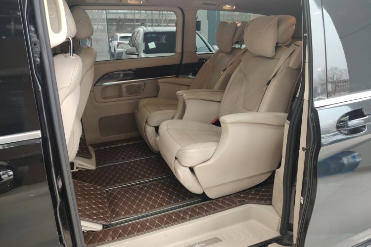 奔驰V级 2016款 V 260 L 尊贵加长版中控内饰21