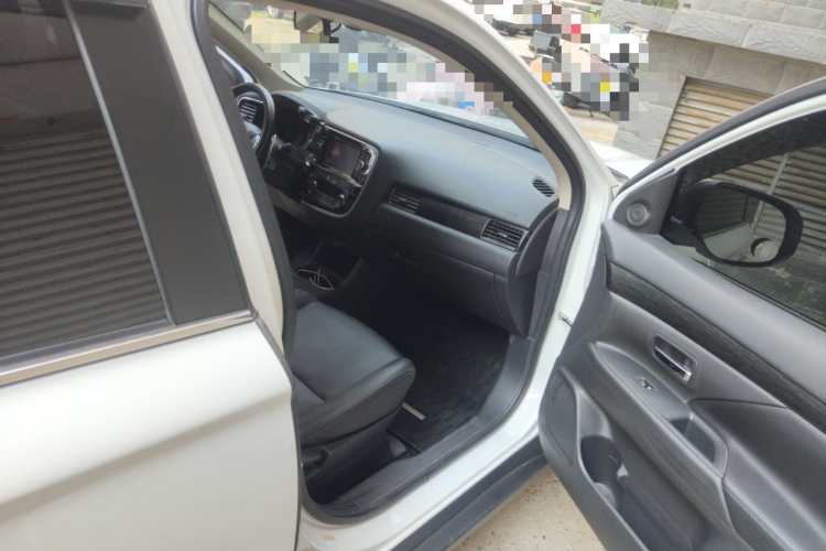 三菱 欧蓝德(进口) 2016款 2.4L 四驱精英版 5座局部细节9001