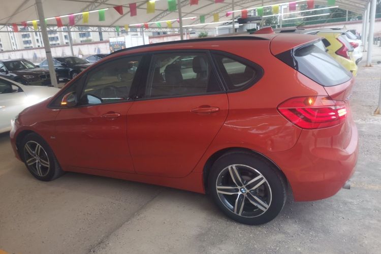 宝马2系旅行车 2016款 218i 运动设计套装车身外观4