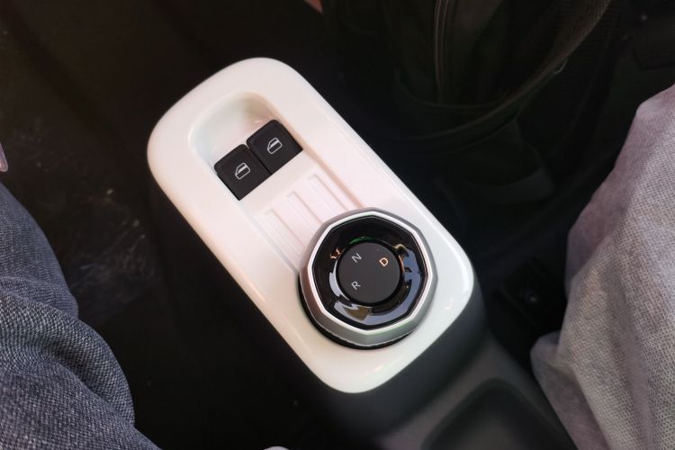 吉利银河 2025款 210km 熊猫卡丁中控内饰18