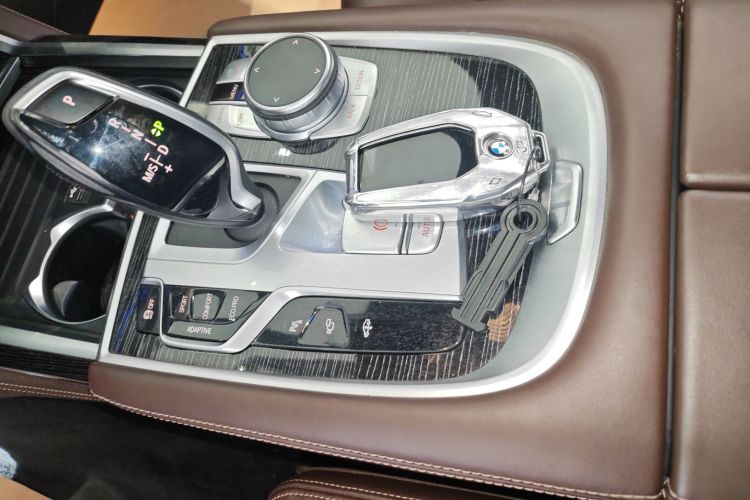 宝马7系 2019款 改款 730Li M运动套装中控内饰7001