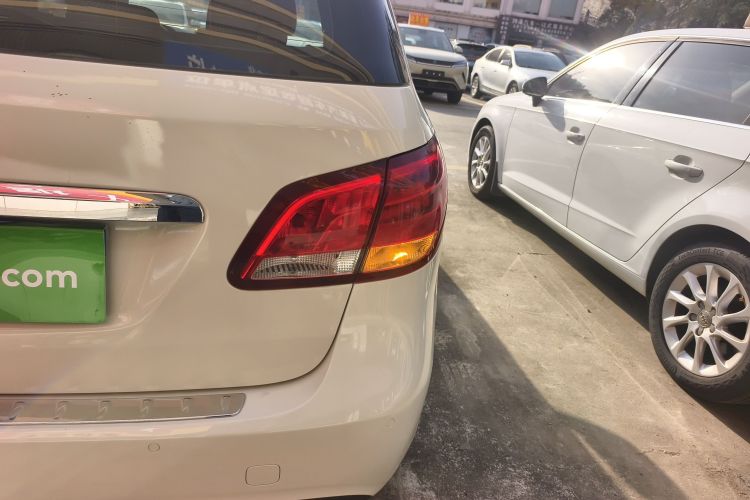 奔驰B级 2017款 B 200 动感型车身外观9