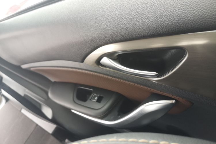 比亚迪 宋 2018款 1.5TID 自动智联尊贵型中控内饰7008