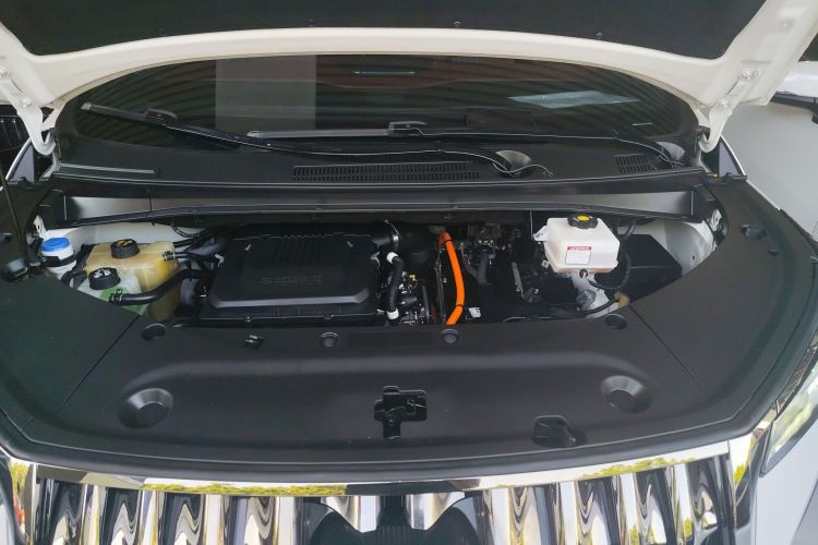 广汽传祺 传祺M8 2023款 宗师系列 双擎 御尊版机舱底盘24