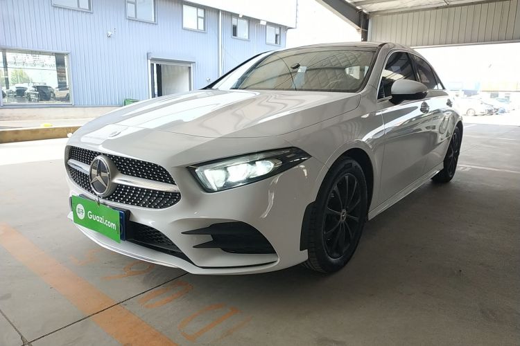 奔驰A级 2022款 改款 A 200 L 运动轿车时尚型车身外观1