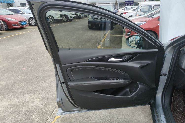 别克 君威 2024款 25T 超享版中控内饰7007