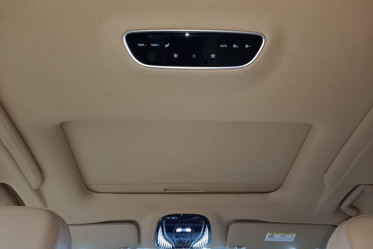 岚图汽车 岚图梦想家 2022款 0碳版 家+续航包 605km中控内饰22