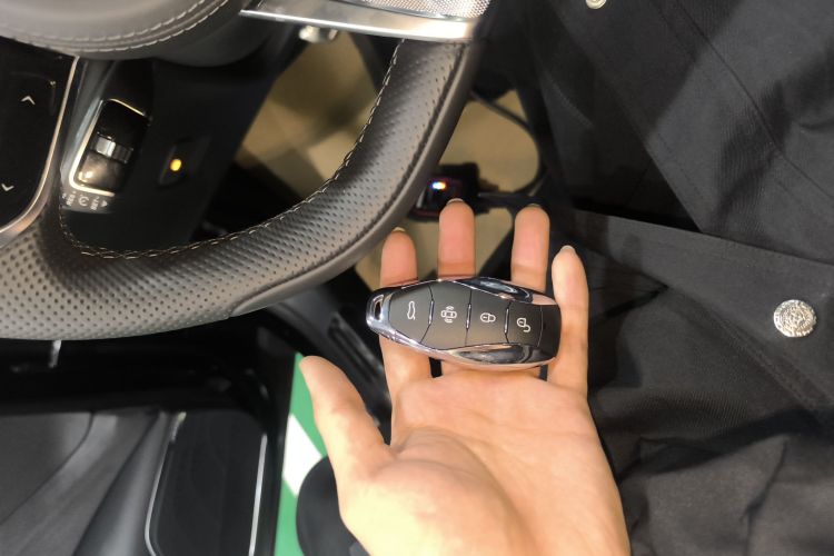 红旗H9 2024款 2.0T 旗享 私享风尚版中控内饰7001