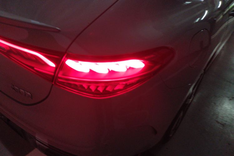 奔驰EQE 2022款 350 先型特别版车身外观9