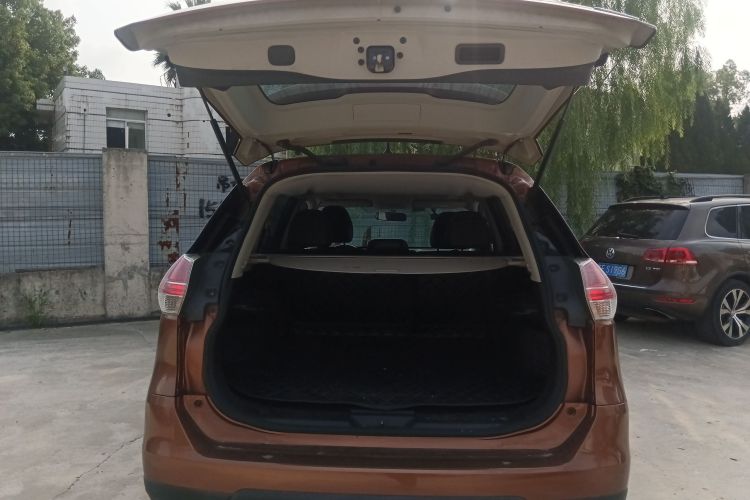 日产 奇骏 2015款 2.0L CVT舒适MAX版 2WD机舱底盘23