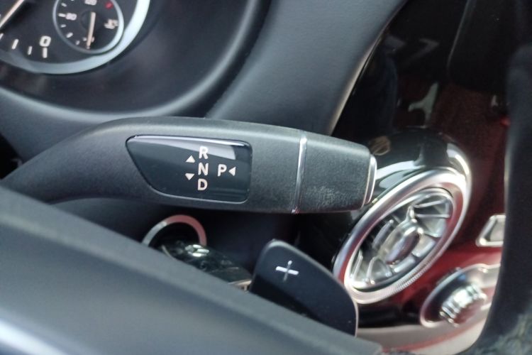 奔驰 威霆 2021款 2.0T 商务版 7座中控内饰18