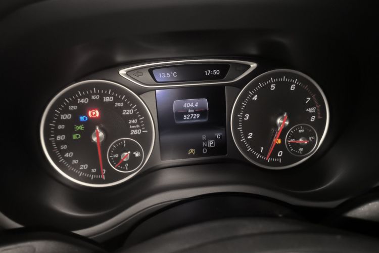 奔驰B级 2017款 B 200 动感型中控内饰14