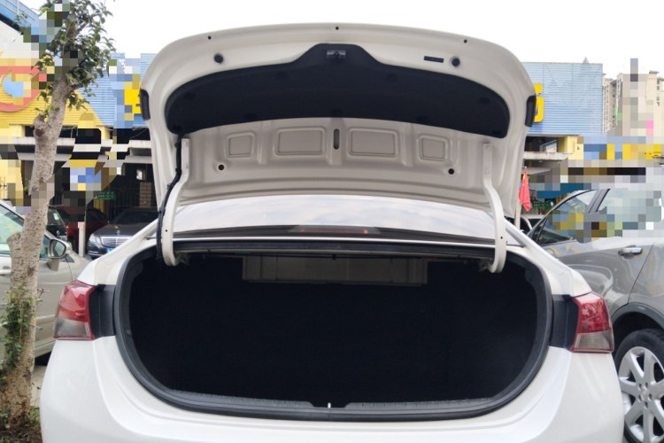 现代 悦纳 2016款 1.4L 自动炫酷版GLS机舱底盘23