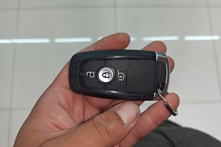 福特 探险者 2020款 EcoBoost 285 四驱风尚版 6座中控内饰7001