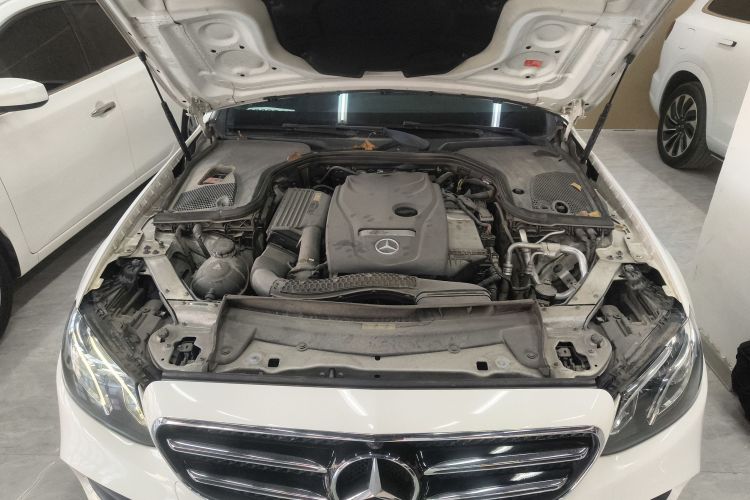 奔驰E级 2017款 改款 E 300 运动型机舱底盘24