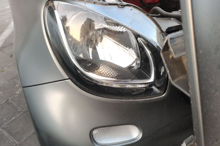 smart fortwo 2015款 1.0L 52千瓦硬顶激情版车身外观8