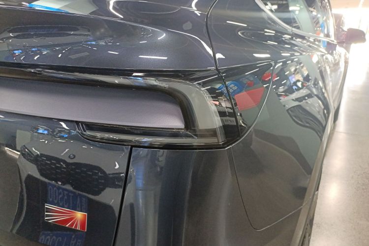 特斯拉 Model Y 2025款 长续航全轮驱动 首发版车身外观9