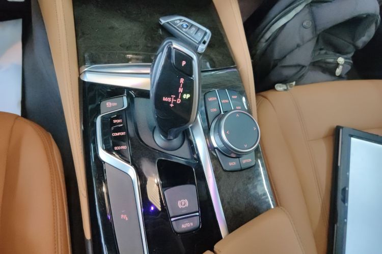 宝马5系 2019款 改款 530Li 领先型 M运动套装中控内饰18