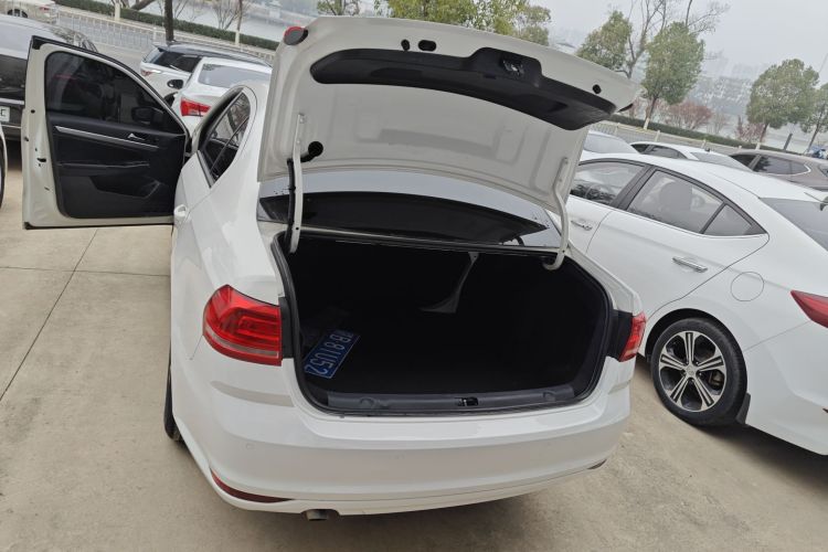 大众 朗逸 2015款 1.6L 手动风尚版机舱底盘23