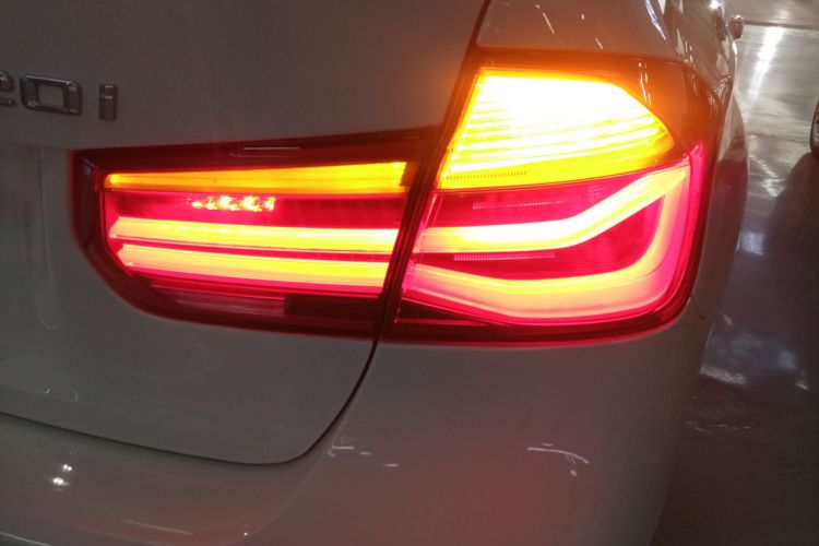 宝马3系 2019款 320i M运动套装车身外观9