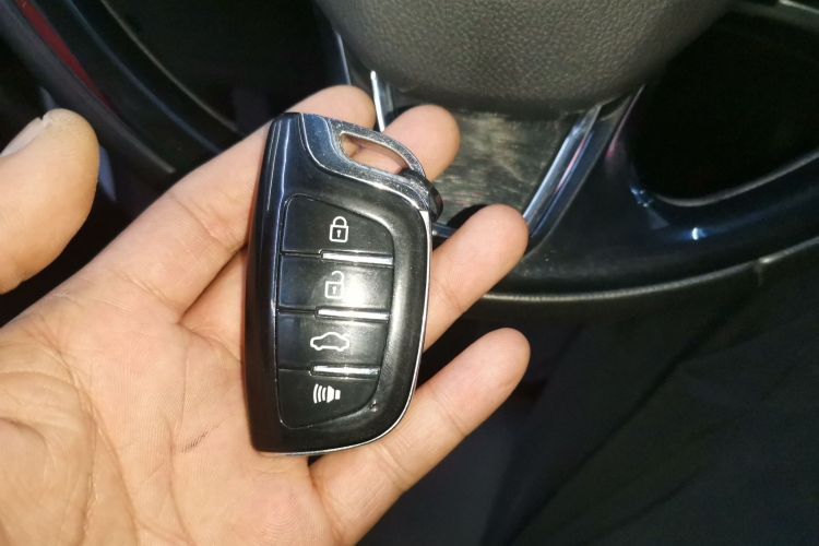 三菱 欧蓝德 2018款 2.4L 四驱豪华版 7座中控内饰7001