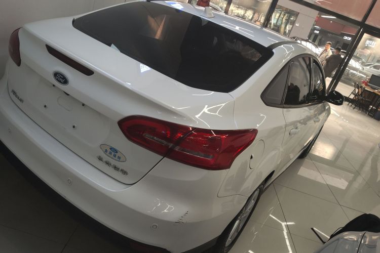 福特 福克斯 2018款 三厢经典 1.6L 自动风尚型智行版车身外观7