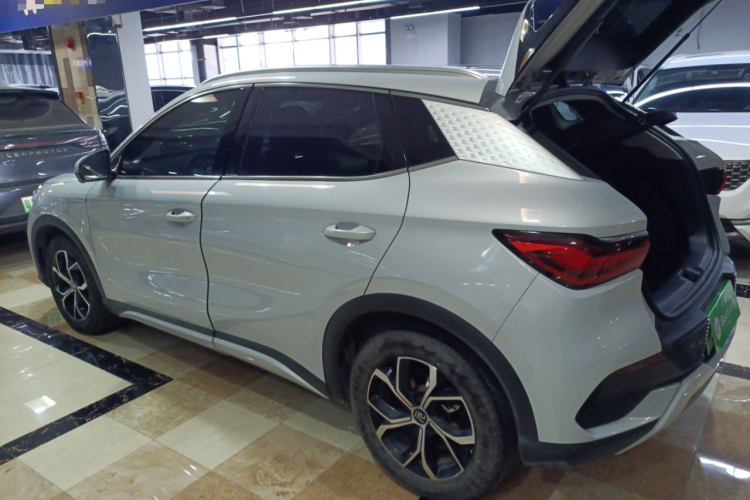 比亚迪 元PLUS 2022款 430KM 尊贵型车身外观4