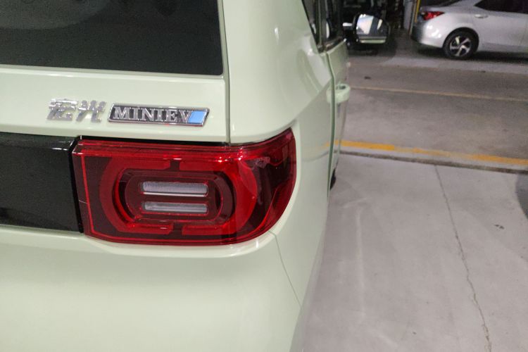 五菱汽车 宏光MINIEV 2021款 马卡龙臻享款 磷酸铁锂车身外观9