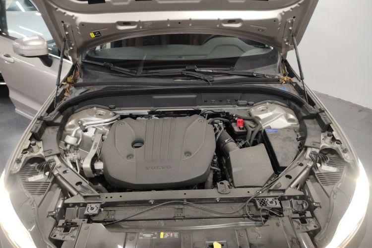 沃尔沃XC60 2025款 B5 四驱智逸豪华版机舱底盘24