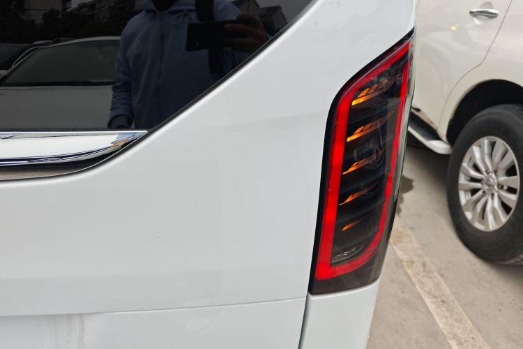 奔驰V级 2021款 V 260 领航版车身外观9