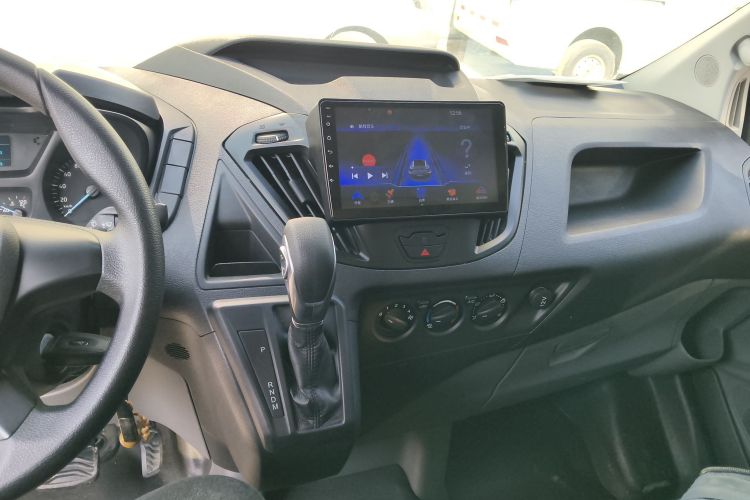 福特 全顺 2019款 2.0T汽油自动多功能商用车中轴中顶6座国VI中控内饰16