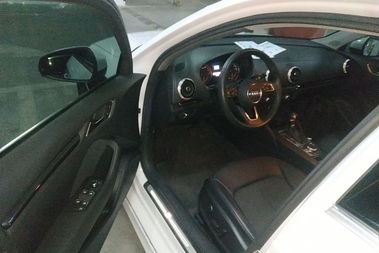 奥迪A3 2018款 30周年年型 Limousine 35 TFSI 时尚型中控内饰20