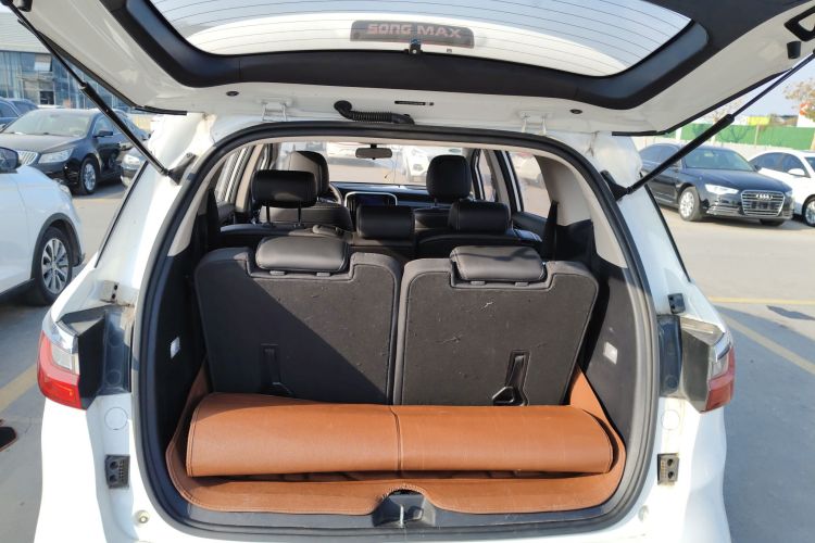 比亚迪 宋MAX 2017款 1.5T 自动智联精英型 7座机舱底盘23