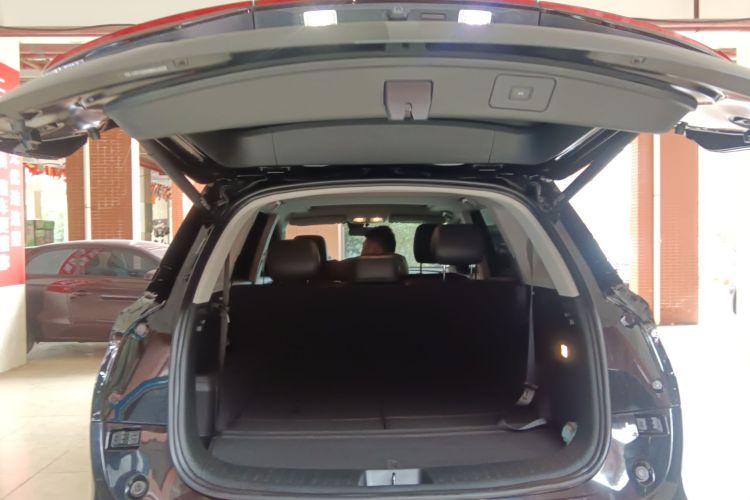 蓝电E5 2024款 荣耀版 100KM尊享型 7座机舱底盘23