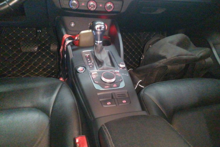 奥迪A3 2015款 Limousine 35 TFSI 百万纪念智领型中控内饰18