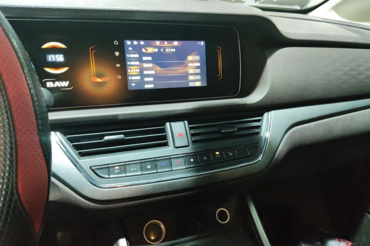 BAW北汽制造 锐胜王牌M7 2023款 2.0L 自动长轴创享型 7座中控内饰16