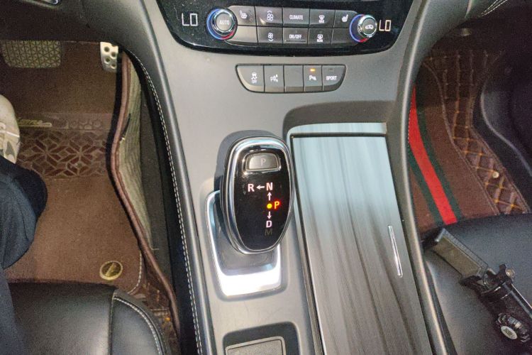 别克 君越 2016款 改款 28T 精英型中控内饰18