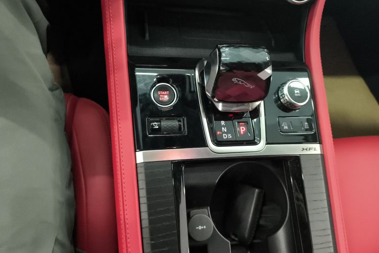 捷豹XFL 2023款 XFL 2.0T P250 两驱精英运动版中控内饰18