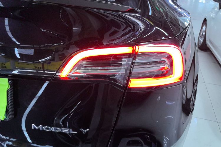 特斯拉 Model Y 2021款 长续航全轮驱动版车身外观9