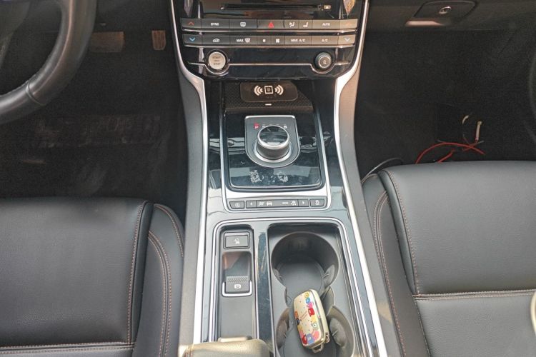 捷豹XEL 2018款 2.0T 250PS 尊享版中控内饰18