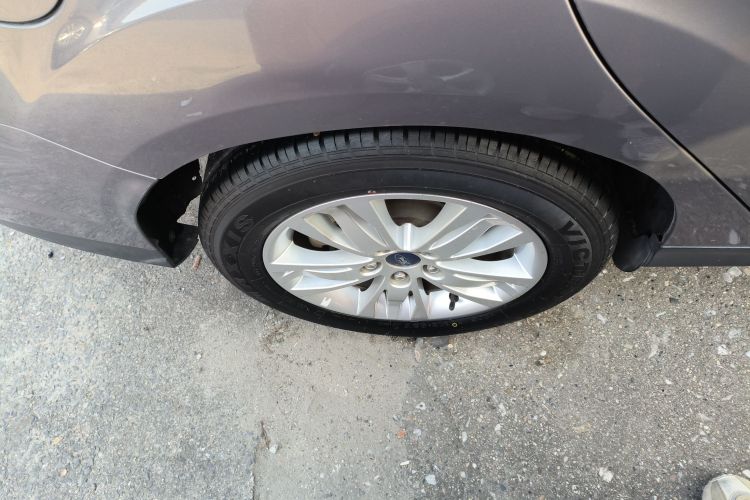 福特 福克斯 2012款 三厢 1.6L 自动舒适型车身外观6008