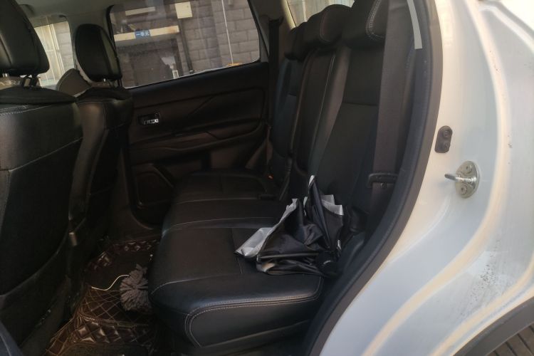 三菱 欧蓝德(进口) 2016款 2.4L 四驱精英版 5座中控内饰21