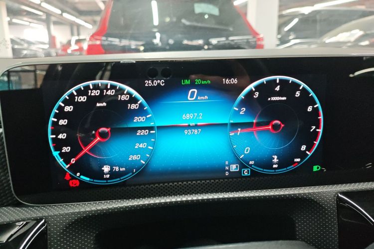 奔驰A级 2019款 改款 A 200 L 运动轿车中控内饰14