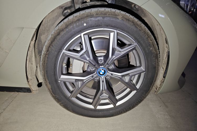 宝马i3 2022款 eDrive 35 L车身外观10