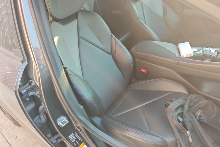 长安UNI-V 2022款 1.5T 尊贵型局部细节41