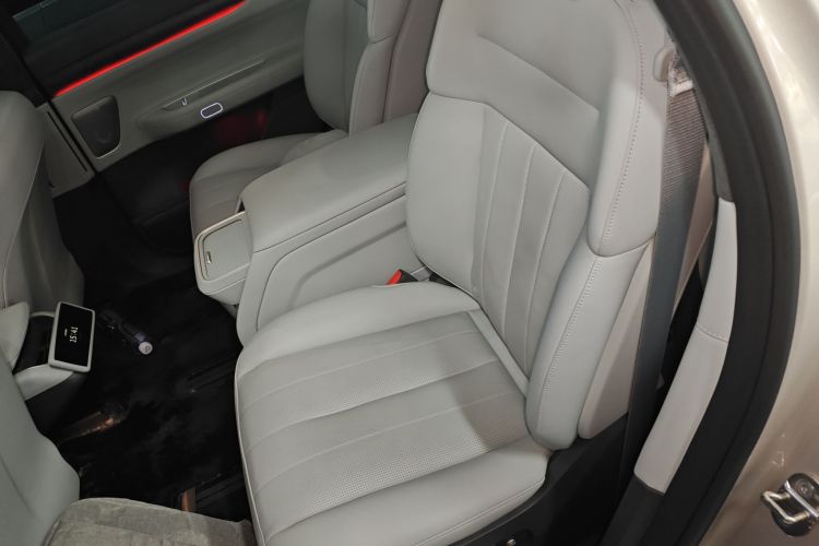 蔚来ES8 2023款 75kWh 行政版中控内饰7004