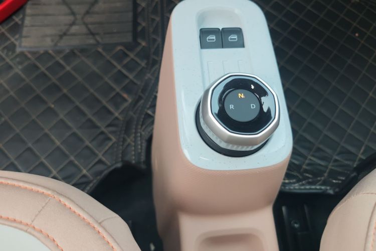 吉利银河 2024款 改款 熊猫mini 200km 龙腾版中控内饰18