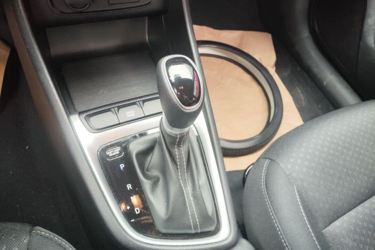 现代 悦动 2018款 1.6L 自动悦目版GL 国VI中控内饰18