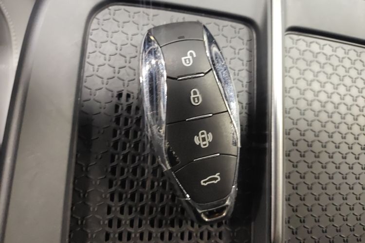 红旗EH7 2024款 690 Pro中控内饰11